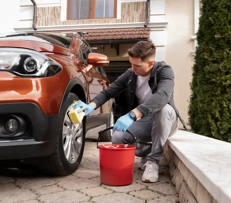 Lavage auto à domicile Pouilly-lès-Feurs : professionnel intervenant sur un véhicule